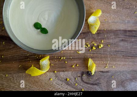 Panacotta Maus Mango Zitrone Limette Glas Holz Stockfoto