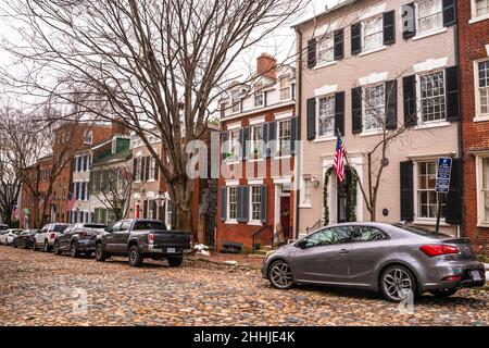 Alexandria, Virgina - 13. Januar 2022: Blick auf die Altstadt von Alexandria, Virginia mit historischen Häusern und gepflasterten Straßen Stockfoto