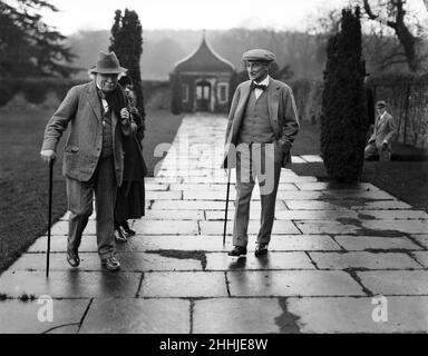 David Lloyd George mit Lord Reading am Chequers Court. Am 5th 1917. Oktober wurde das Anwesen der Chequers, etwa 35 Meilen von London entfernt, der Nation zur ausschließlichen Verwendung der Premierminister als offiziellem Rückzug aus dem Land übergeben. Dieses großzügige Geschenk war eine Spende von Sir Arthur Lee. Lloyd George, der amtierende Premierminister, als die Spende getätigt wurde, zeigte sich sichtlich erfreut. 10th. Januar 1921. Stockfoto