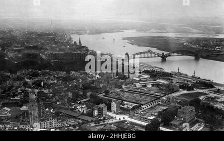 Luftaufnahme der Stadt Düsseldorf im Bundesland Nordrhein-Westfalen in Westdeutschland, aufgenommen vom Zeppelin-Luftschiff Nummer VII. Bild zeigt die Oberkasseler Brücke über den Rhein. Juni 1910. Stockfoto