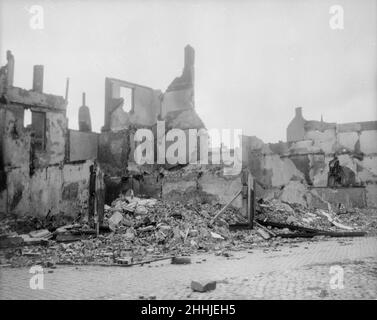 Die belgische Stadt Termonde ist nach ihrer Eroberung nur noch ein Trümmerhaufen, und das Bild zeigt die Verwüstung, die die Deutschen während ihrer Besatzung angerichtet haben. Häuser wurden von den Deutschen als Vergeltung für die Belgier, die ihnen keine Freifahrt gaben, abgefeuert und zerstört. Circa September 8th 1914 Stockfoto