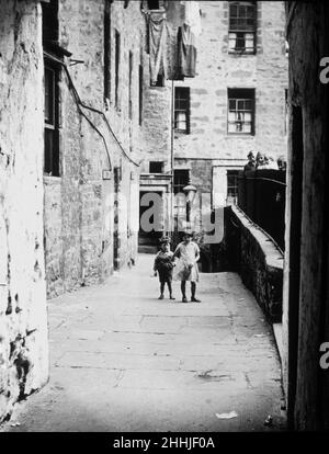 Kinder spielen auf der Straße in der Nähe der Holy Trinity Church im Stadtzentrum von Coventry. Ca. 1924 Stockfoto