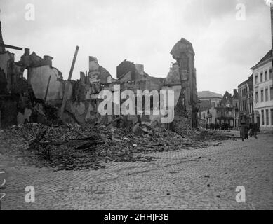 Die belgische Stadt Termonde ist nach ihrer Eroberung nur noch ein Trümmerhaufen, und das Bild zeigt die Verwüstung, die die Deutschen während ihrer Besatzung angerichtet haben. Häuser wurden von den Deutschen als Vergeltung für die Belgier, die ihnen keine Freifahrt gaben, abgefeuert und zerstört. Circa September 8th 1914 Stockfoto