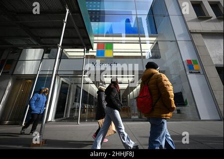 New York, USA. 24th Januar 2022. Die Menschen laufen am Einzelhandelsgeschäft der Microsoft Corp. Fifth Avenue in New York, NY, 24. Januar 2022 vorbei. Der Technologie-Gigant Microsoft Corporation gab bekannt, dass er das Videospiel-Unternehmen Activision Blizzard für $69 Milliarden in einem All-Cash-Deal kauft; Activision Blizzard ist bekannt dafür, dass es unter den bekanntesten Titeln World of Warcraft und Call of Duty Videospiele produziert. (Foto von Anthony Behar/Sipa USA) Quelle: SIPA USA/Alamy Live News Stockfoto