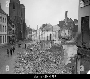 Die belgische Stadt Termonde ist nach ihrer Eroberung nur noch ein Trümmerhaufen, und das Bild zeigt die Verwüstung, die die Deutschen während ihrer Besatzung angerichtet haben. Häuser wurden von den Deutschen als Vergeltung für die Belgier, die ihnen keine Freifahrt gaben, abgefeuert und zerstört. Circa September 8th 1914 Stockfoto