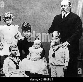 Seine Majestät König Edward VII. Mit seiner Frau Königin Alexandra und ihren Enkeln: Prinzessin Mary (die Prinzessin Royal), Prinz Albert (später König George VI), Prinz Henry (Herzog von Gloucester) und der Prinz von Wales (später König Edward VIII). Ca. 1906 Druckgerichtet zxsa Stockfoto