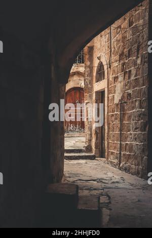 Alte hölzerne Vintage-Tür Braunes Eingangstor in der Altstadt von Nablus in Palästina Stockfoto