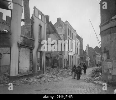 Die belgische Stadt Termonde ist nach ihrer Eroberung nur noch ein Trümmerhaufen, und das Bild zeigt die Verwüstung, die die Deutschen während ihrer Besatzung angerichtet haben. Häuser wurden von den Deutschen als Vergeltung für die Belgier, die ihnen keine Freifahrt gaben, abgefeuert und zerstört. Circa September 8th 1914 Stockfoto