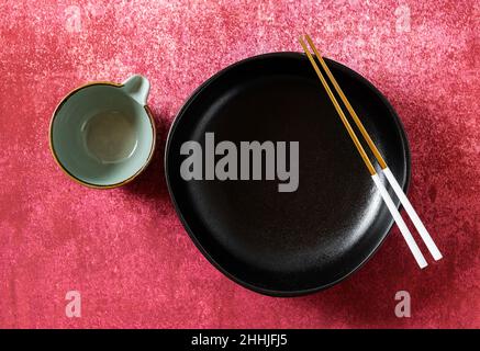 Leeres Geschirr auf dem Tisch. Tischeinstellung. Küchenutensilien und Geräte. Stockfoto