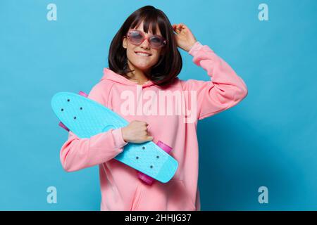 Portrait Frau Teenager Skateboard Emotionen Jugendstil abgeschnitten Ansicht Stockfoto