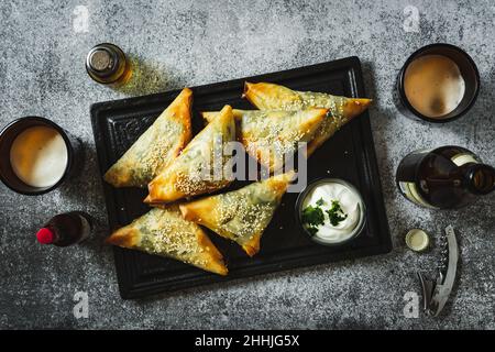Samosa auf einem dunklen Tisch. Snack für Bier Stockfoto