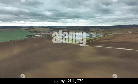 Öl und Gas natürliche Verarbeitungsanlage Fabrik Drohne Luft Speicher Raffinerie-System von Rohren Tank und Rohre aus Öl fossile Pumpe Jack Fracking Rohöl Stockfoto