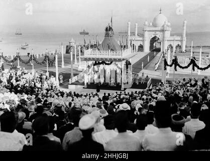 Königlicher Besuch von König George V. und Königin Mary in IndiaEine große Menschenmenge versammelte sich, um die Ankunft des Königs und der Königin in Bombay zu erleben. Dezember 1911 Stockfoto