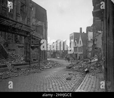 Die belgische Stadt Termonde ist nach ihrer Eroberung nur noch ein Trümmerhaufen, und das Bild zeigt die Verwüstung, die die Deutschen während ihrer Besatzung angerichtet haben. Häuser wurden von den Deutschen als Vergeltung für die Belgier, die ihnen keine Freifahrt gaben, abgefeuert und zerstört. Circa September 8th 1914 Stockfoto