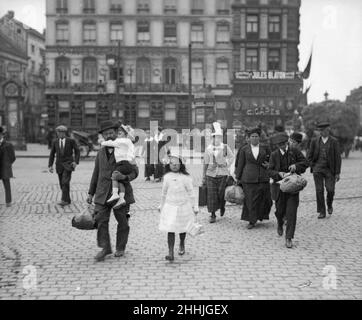 Flüchtlinge aus der vorrückenden Bundeswehr hier in Brüssel. Ca. 10th. August 1914 Stockfoto