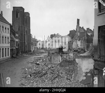 Die belgische Stadt Termonde ist nach ihrer Eroberung nur noch ein Trümmerhaufen, und das Bild zeigt die Verwüstung, die die Deutschen während ihrer Besatzung angerichtet haben. Häuser wurden von den Deutschen als Vergeltung für die Belgier, die ihnen keine Freifahrt gaben, abgefeuert und zerstört. Circa September 8th 1914 Stockfoto