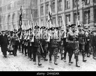 Soldaten des Bataillons des Manchester Regiment 8th (Ardwick) marschieren nach ihrer Rückkehr aus Belgien am Ende des Ersten Weltkriegs entlang der London Road, Manchester.Kapitän Stewart führt seine Männer an. Ca. 1919. Stockfoto