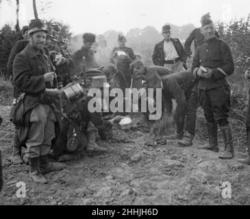 Belgische Soldaten haben auf einem Feld in der Nähe von Louvain am 16th. August 1914 Rationen gegessen Stockfoto