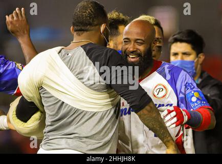 MAZATLAN, MEXIKO - 05. FEBRUAR: Carlos Paulino #4 (C) , Fernando Abad Relief Pitche, Spieler von Las Águilas Cibaeñas feiert , während eines Spiels zwischen der Dominikanischen Republik und Panama im Rahmen der Serie del Caribe 2021 im Teodoro Mariscal Stadium am 5. Februar 2021 in , Während eines Spiels zwischen der Dominikanischen Republik und Panama im Rahmen der Serie del Caribe 2021 im Teodoro Mariscal Stadium am 5. Februar 2021 in Mazatlan, Mexiko. (Foto von Luis Gutierrez/ Norte Photo) Stockfoto