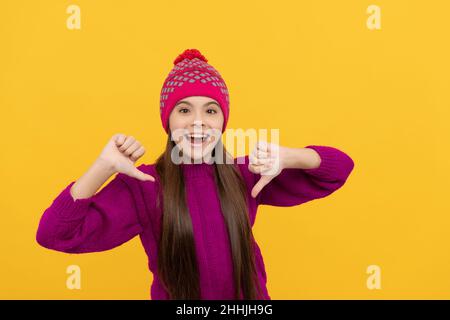 ausdruck positiver Emotion. Point Finger. Überrascht Kind in Strickmütze. Kind tragen warme Kleidung Stockfoto