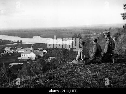 Scouts an der Spitze der russischen Vormarsch in das österreichisch-ungarische Reich hier mit Blick auf Halicz und den Dniester Fluss August 1914 gesehen Stockfoto