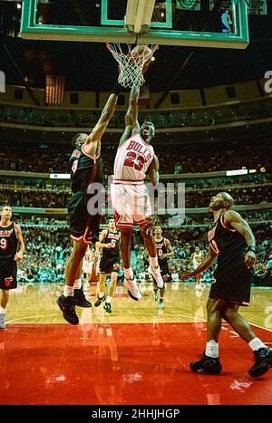 Michael Jordan, Chicago Bulls, in Aktion in einem Spiel gegen die Miami Heat im Jahr 1996. Stockfoto
