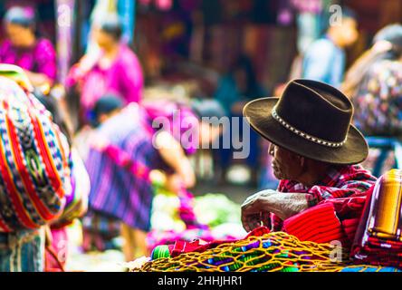 Blick auf den alten indigenen Mann auf dem Markt in Chichicastenango Stockfoto