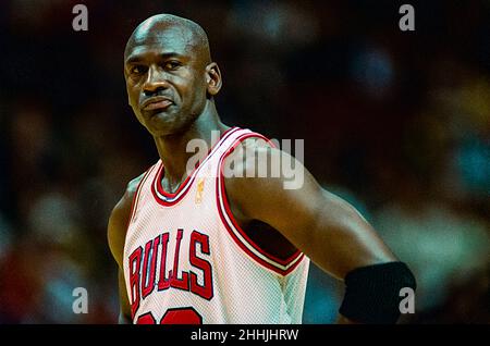 Michael Jordan, Chicago Bulls, in Aktion in einem Spiel gegen die Phoenix Suns im Jahr 1996. Stockfoto