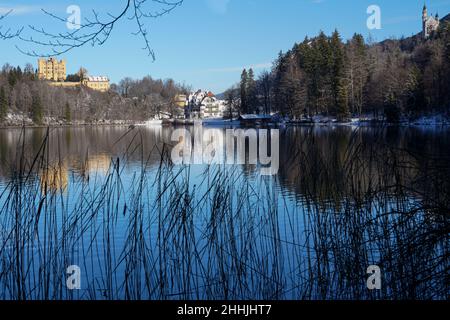 Blick im Winter vom Alpsee auf die beiden Königsschlösser von König Ludwig II Hohenschwangau (links) und Neuschwanstein (rechts). Stockfoto