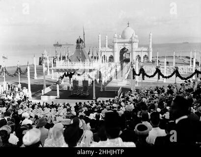 Königlicher Besuch von König George V. und Königin Mary in IndiaEine große Menschenmenge versammelte sich, um die Ankunft des Königs und der Königin in Bombay zu erleben. Dezember 1911 Stockfoto