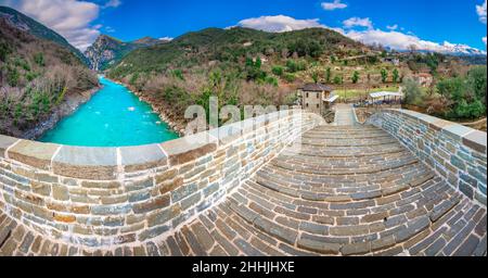 Die große gewölbte Steinbrücke von Plaka am Arachthos-Fluss, Tzoumerka, Griechenland. Stockfoto