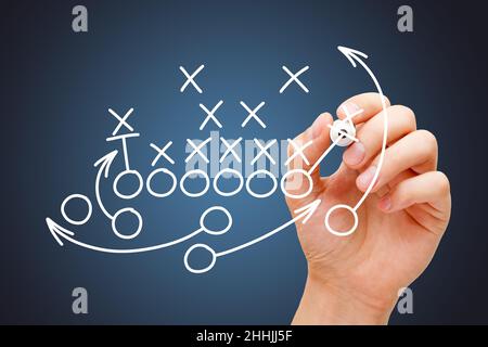 Trainer zeichnen american Football oder Rugby Spiel Playbook, Strategie und Taktik mit weißen Marker auf blauem Hintergrund. Stockfoto