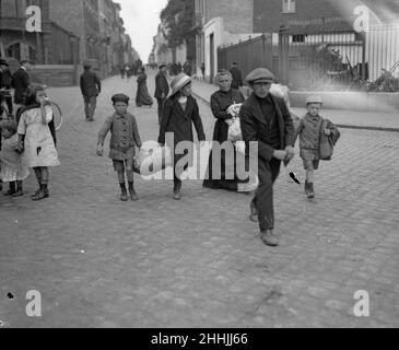 Flüchtlinge aus der vorrückenden Bundeswehr hier in Brüssel. Ca. 10th. August 1914 Stockfoto