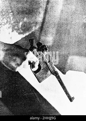 Eine Mauser C96-Pistole, die von Svaars und Sokoloff zwei der Gardstein Gang (Einbrecher aus Lettland) verwendet wurde, die an der sechsstündigen Belagerung und Waffenschlacht mit Polizei und Truppen in der Sidney Street in Stepney beteiligt waren. 4th. Januar 1911 Stockfoto