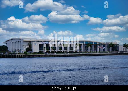 Savannah Convention Center Auf Der Anderen Flussufer Stockfoto