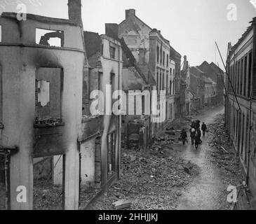 Die belgische Stadt Termonde ist nach ihrer Eroberung nur noch ein Trümmerhaufen, und das Bild zeigt die Verwüstung, die die Deutschen während ihrer Besatzung angerichtet haben. Häuser wurden von den Deutschen als Vergeltung für die Belgier, die ihnen keine Freifahrt gaben, abgefeuert und zerstört. Circa September 8th 1914 Stockfoto