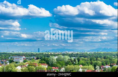 Panoramablick über die Stadt Dachau und die Bayerischen Alpen neben München - Deutschland Stockfoto