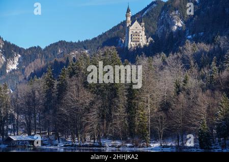 Blick im Winter vom teilweise eisbedeckten Alpsee auf das königliche Schloss Neuschwanstein von König Ludwig II. Stockfoto