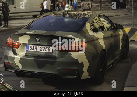 Atemberaubende Tarnung lackierten schwarzen BMW F82 in Praga, Tschechische Republik Stockfoto