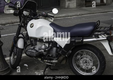 Altes BMW R100 Motorrad auf der Stadtstraße geparkt Stockfoto