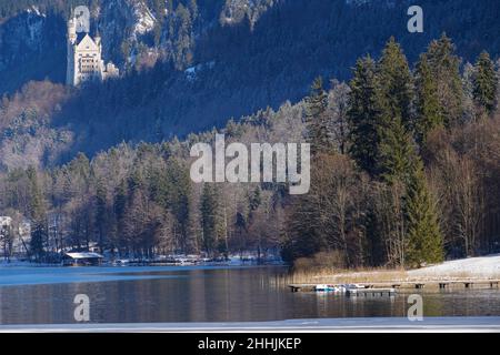 Blick im Winter vom teilweise eisbedeckten Alpsee auf das königliche Schloss Neuschwanstein von König Ludwig II. Stockfoto