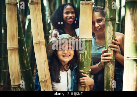 Nennen Sie uns einfach die Dschungelkrieger. Aufnahme einer Gruppe von Mädchen im Teenageralter, die im Sommerlager gemeinsam die Natur erkunden. Stockfoto