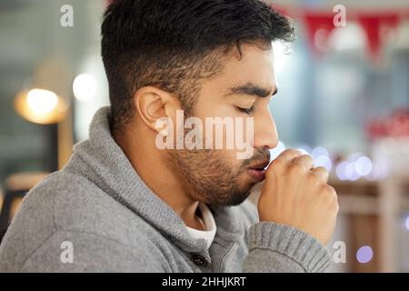 Dieser Husten wird immer schlimmer. Ausgeschnittene Aufnahme eines jungen Mannes, der hustet. Stockfoto
