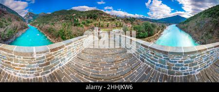 Die große gewölbte Steinbrücke von Plaka am Arachthos-Fluss, Tzoumerka, Griechenland. Stockfoto