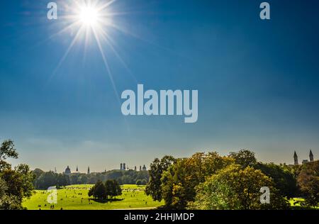 Skyline von München Deutschland, Blick vom Englischen Garten, München, Deutschland, Europa, Öffentliches Gelände Stockfoto