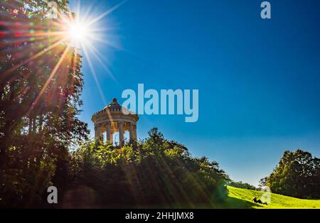 Monopteros-Tempel im Englischen Garten von München, Deutschland, bei Sonnenuntergang Stockfoto