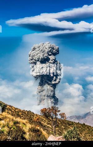 Ausbruch des Vulkanes Santiaguito von Santa Maria durch Quetzaltenango in Guatemala Stockfoto