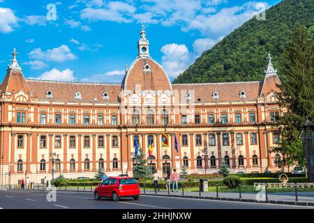 Brasov County council Gebäude in einem Sommertag in Siebenbürgen, Rumänien Stockfoto