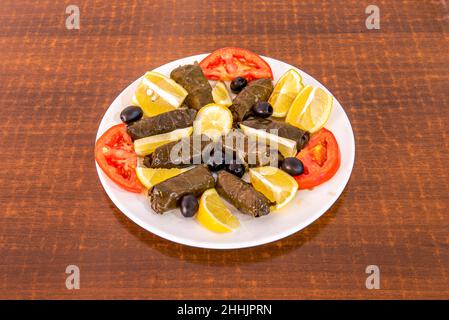 Sehr häufig auf dem Balkan und in angrenzenden Gebieten. Sarma bedeutet „gerollt“ oder „eingewickelt“ in der türkischen Sprache und ist ein sehr häufiges Gericht in der türkischen Küche Stockfoto