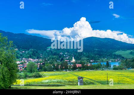 Blick auf den schliersee und Kurort, vom Durnbachberg. Schöne bayerische Landschaft. Blauer Himmel, Wolken. Stockfoto